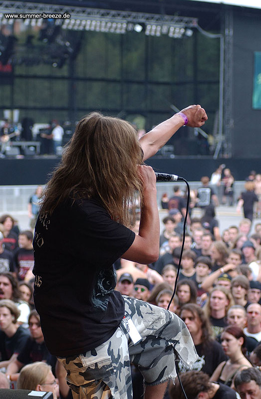 Bild eines Mitglieds der Band Final Breath beim Live Auftritt auf dem Summer Breeze 2003. Im Hintergrund die Fans.